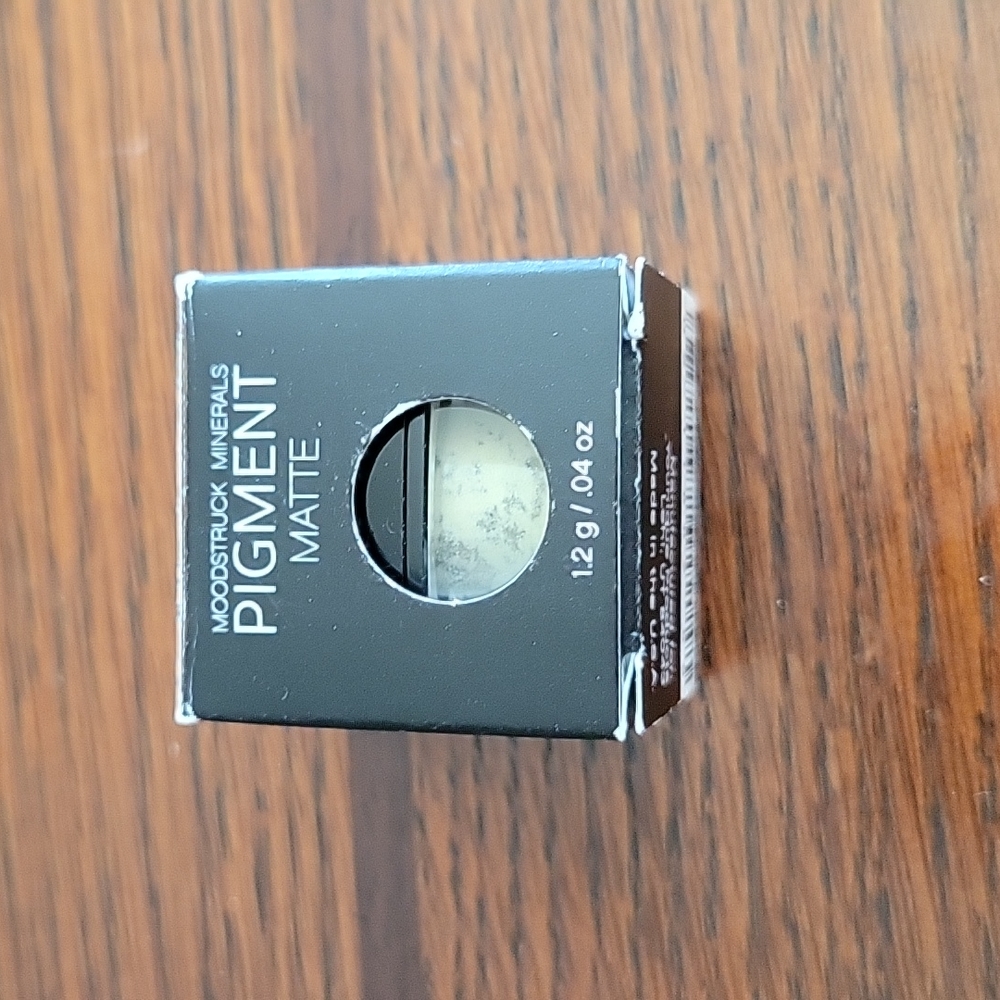 Younique Makeup Loose Pigment eyeshadow in color Innocent